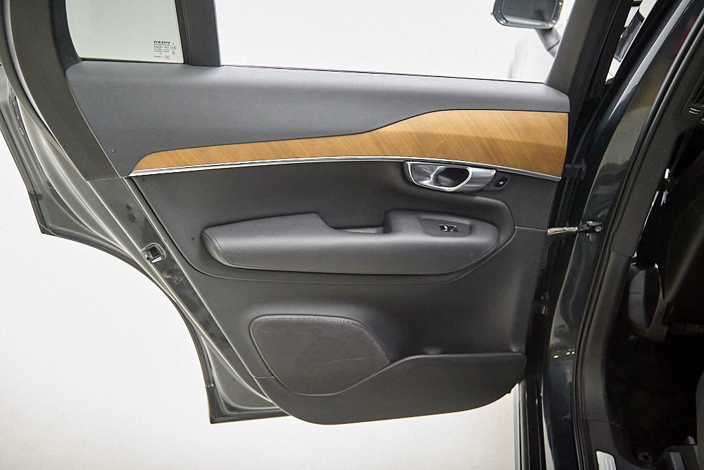 Used 2021 Volvo XC90 T6 Momentum w/ Climate Package image 22