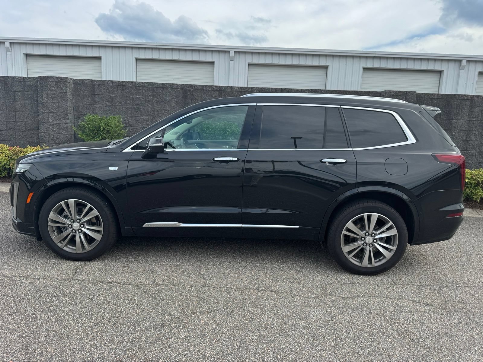 Certified 2021 Cadillac XT6 Premium Luxury AWD/4WD image 3
