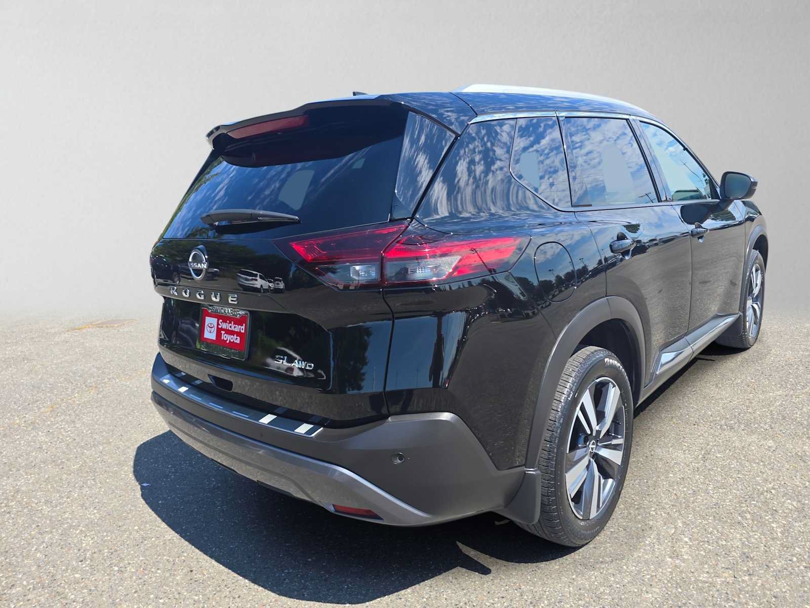 Used 2023 Nissan Rogue SL AWD/4WD image 3