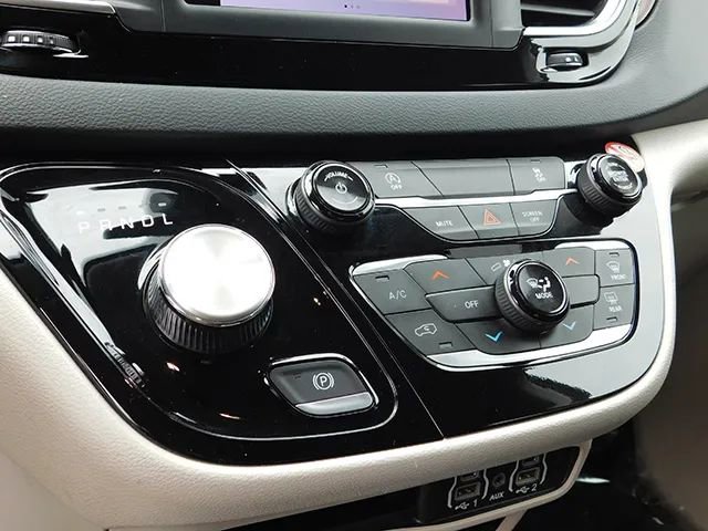 Used 2023 Chrysler Voyager LX image 17