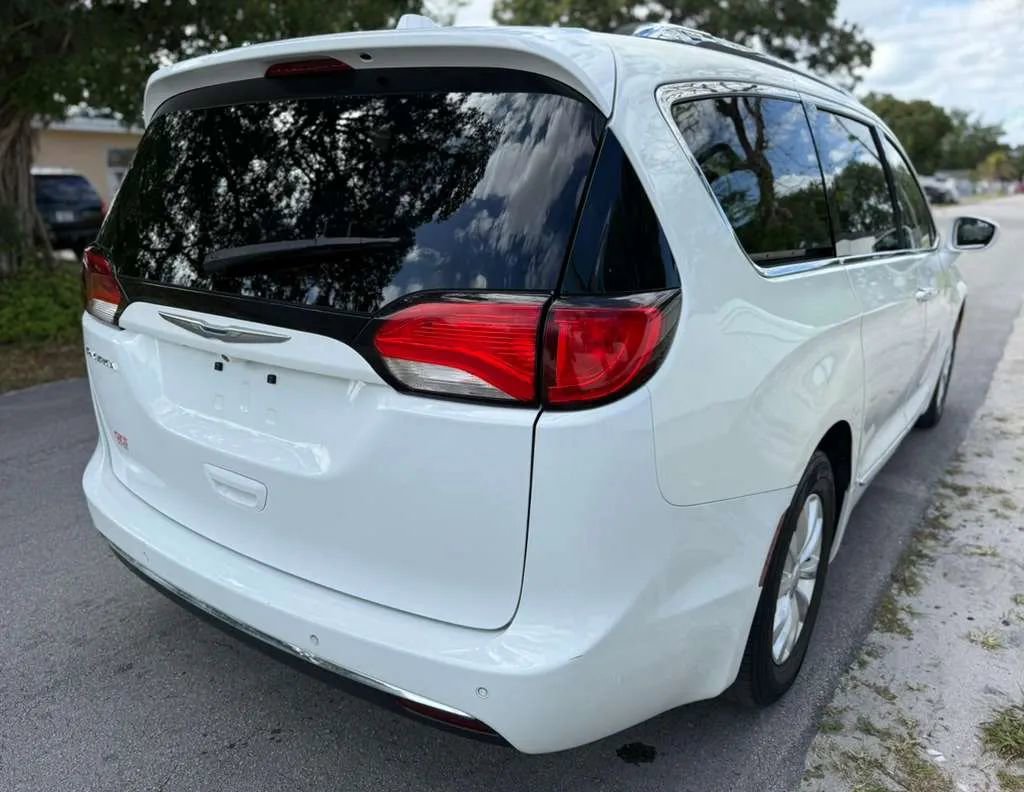 Used 2018 Chrysler Pacifica Touring-L FWD image 8