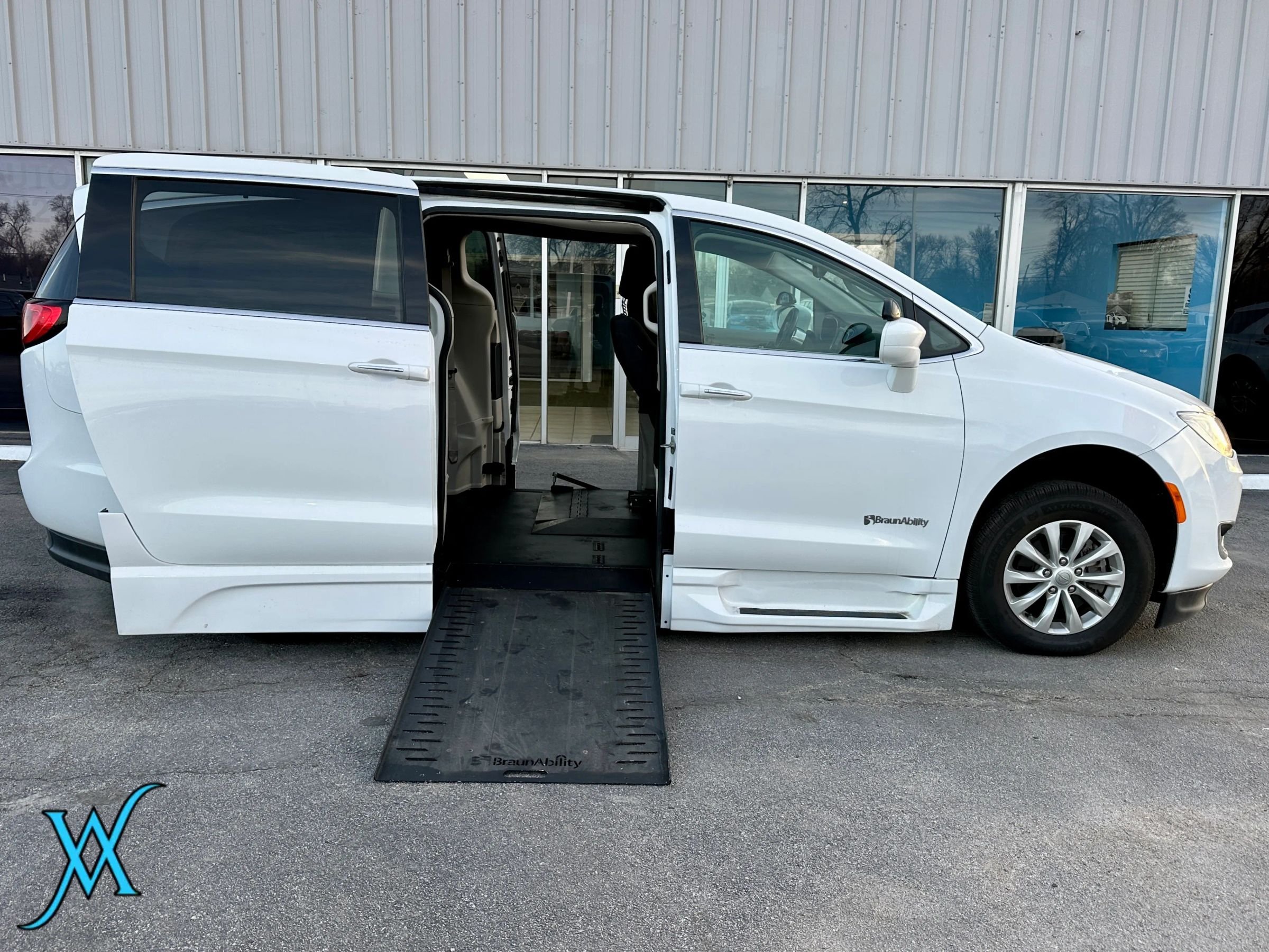 Used 2018 Chrysler Pacifica Touring Plus FWD image 12