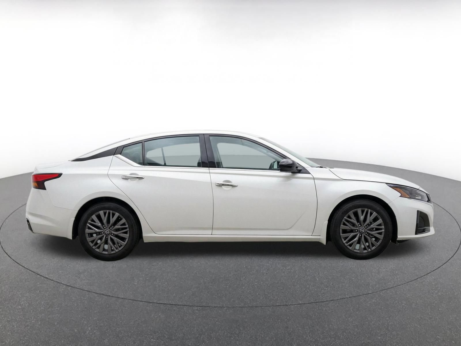 Used 2025 Nissan Altima 2.5 SV FWD image 10