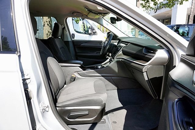 Used 2023 Jeep Grand Cherokee L Laredo RWD image 12