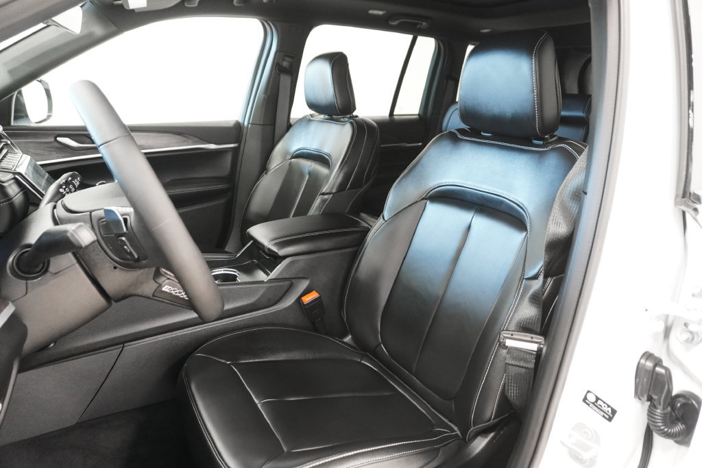 Used 2025 Jeep Grand Cherokee Limited w/ MOPAR Finishing Package AWD/4WD image 5