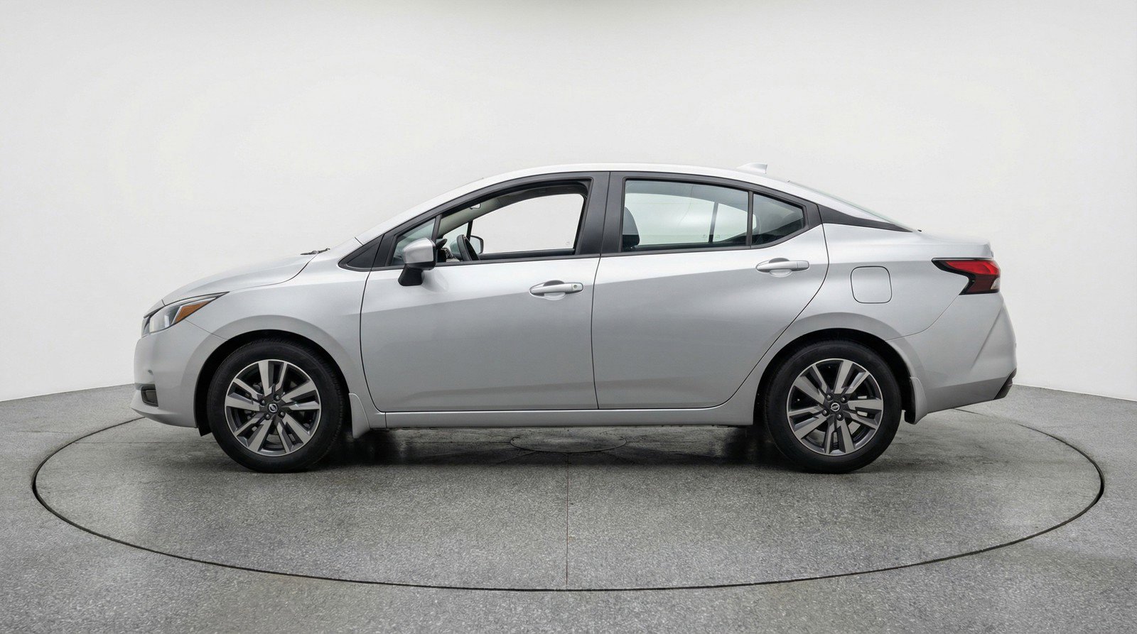 Used 2025 Nissan Versa SV image 5