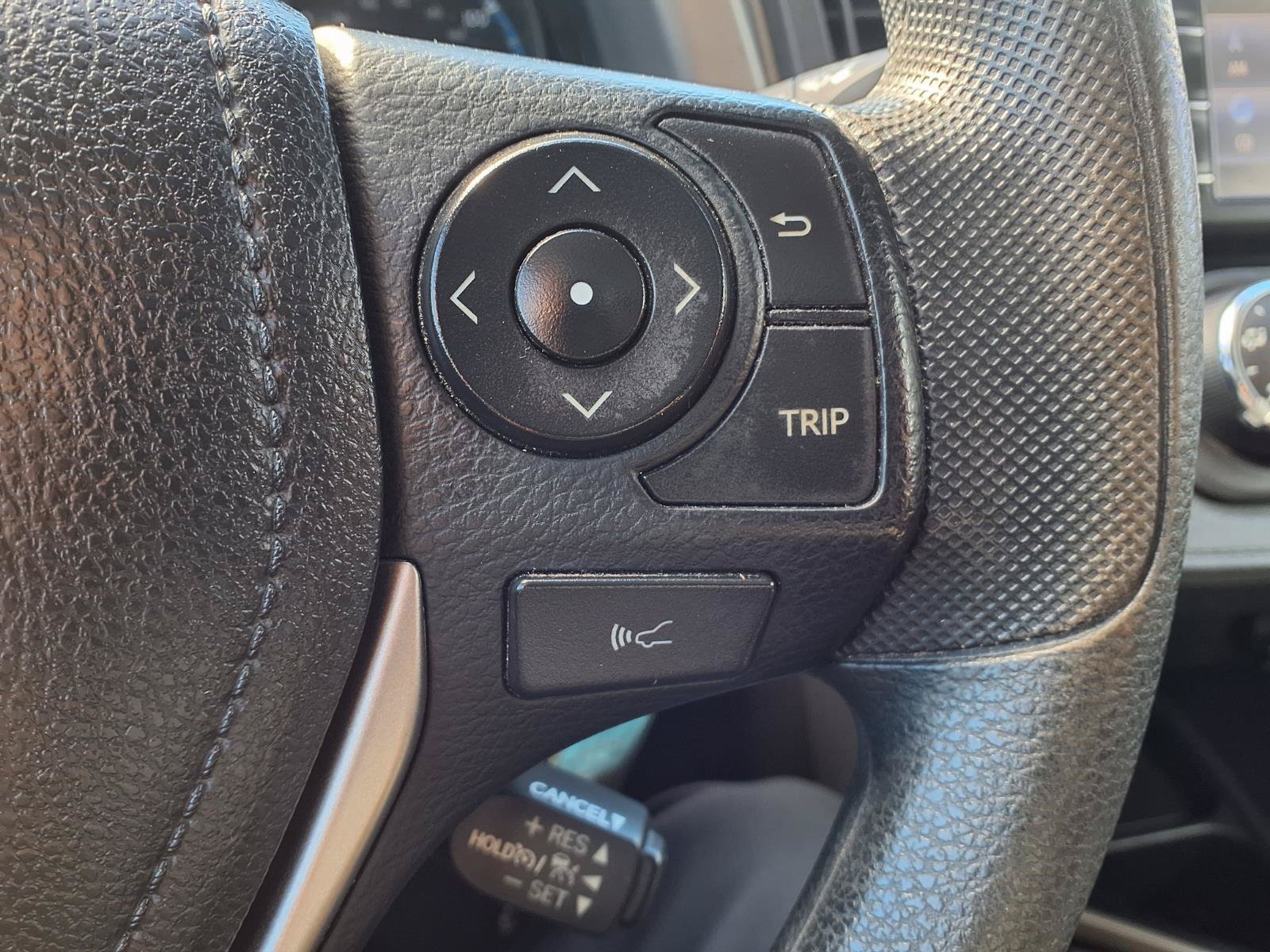 Used 2018 Toyota RAV4 LE FWD image 18