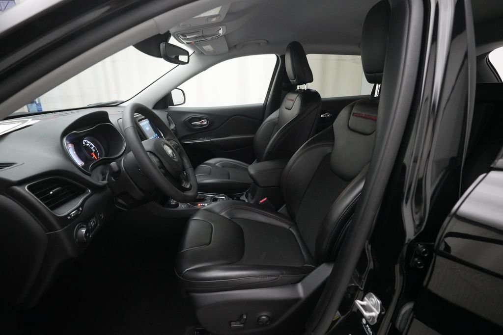 Used 2022 Jeep Cherokee Trailhawk w/ Comfort/Convenience Group AWD/4WD image 7