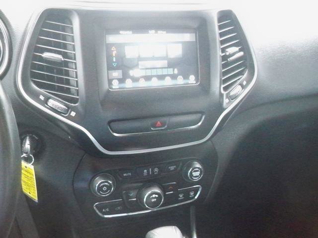 Used 2019 Jeep Cherokee Latitude w/ Cold Weather Group image 12