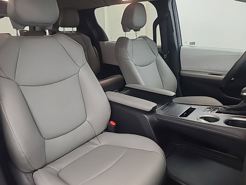 Used 2026 Toyota Sienna XLE image 17