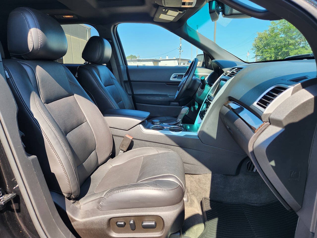 Used 2015 Ford Explorer Limited w/ Equipment Group 302A AWD/4WD image 16