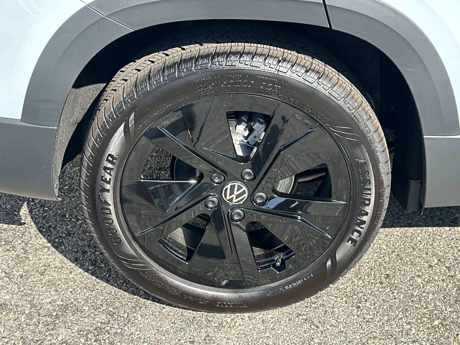 New 2027 Volkswagen Taos SE FWD image 6