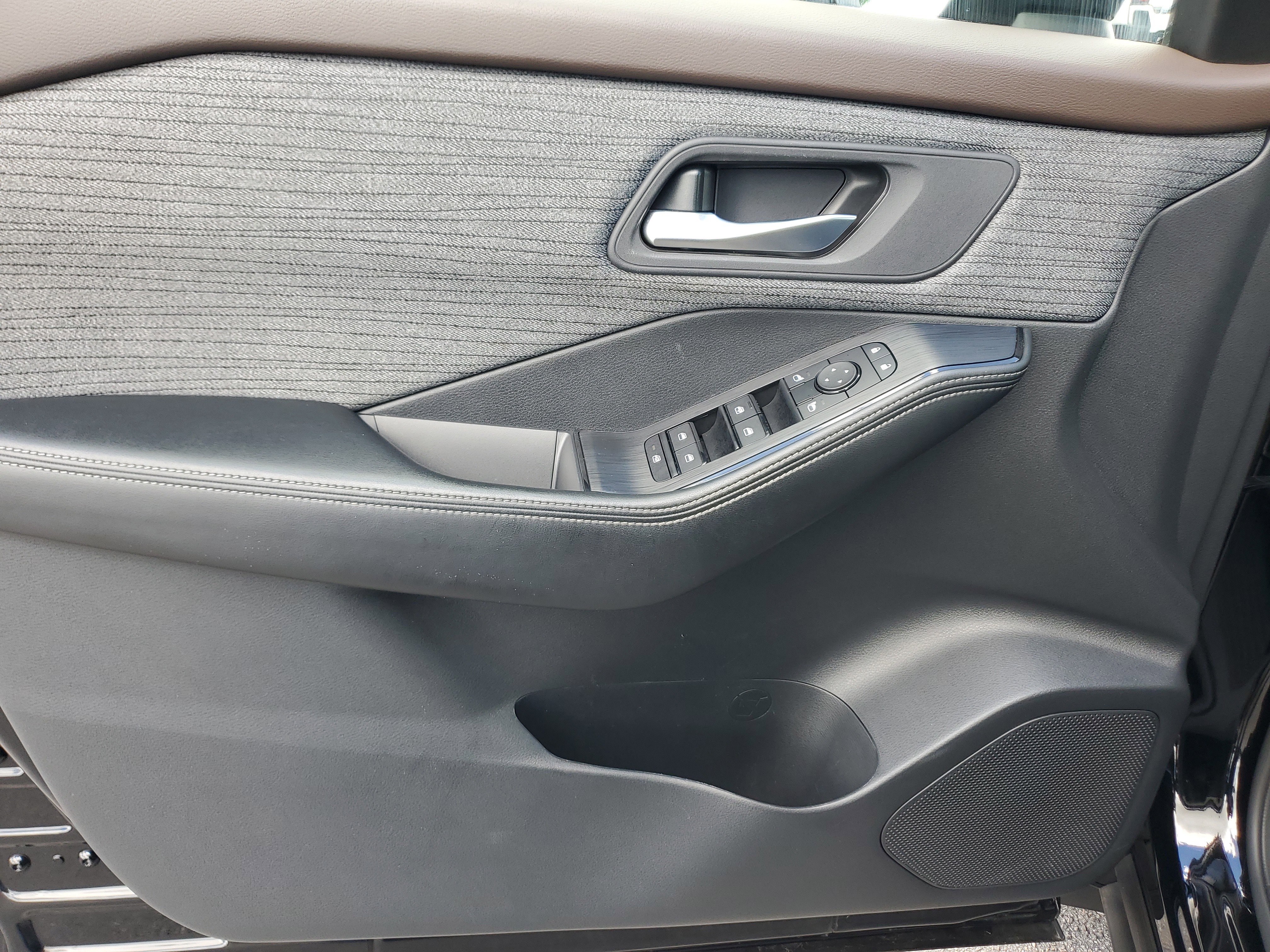 Used 2023 Nissan Rogue SV image 26