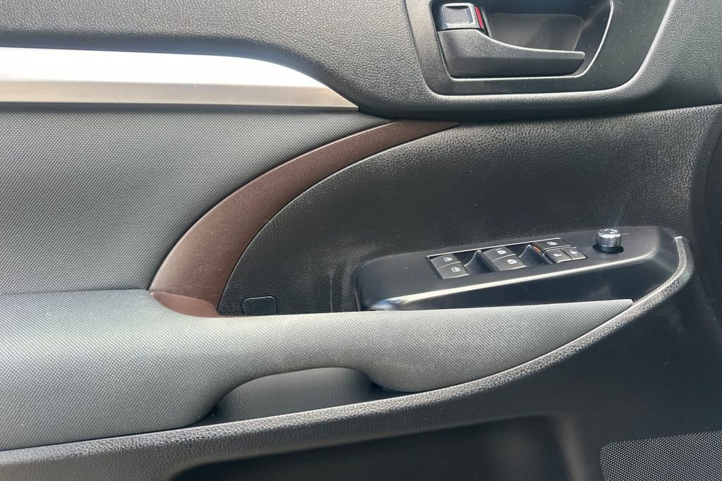 Used 2019 Toyota Highlander LE image 11