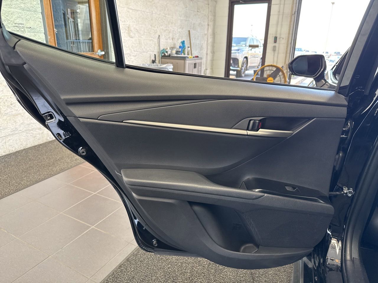 Used 2025 Toyota Camry SE w/ Convenience Package image 40