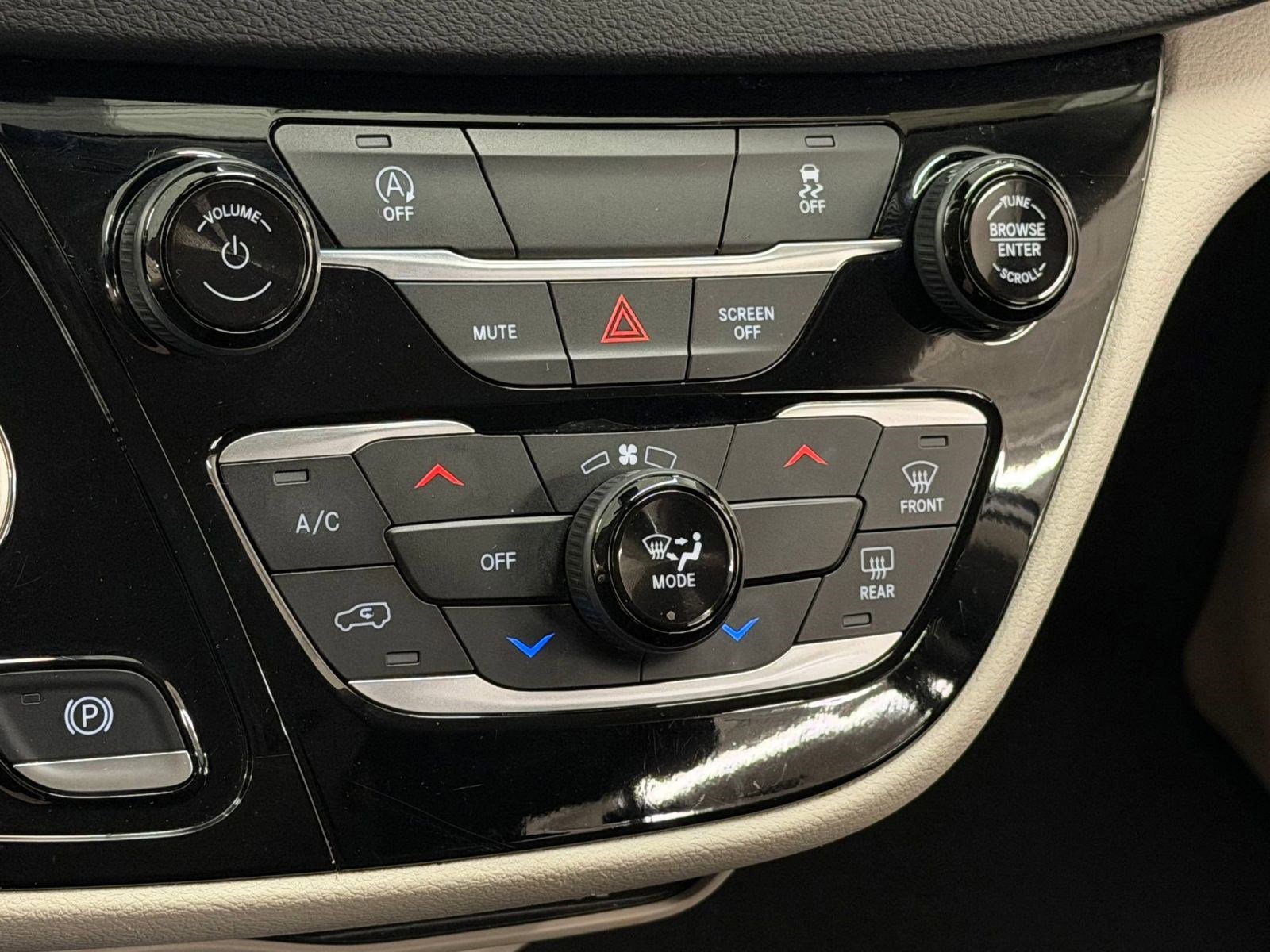 Used 2023 Chrysler Voyager LX image 26