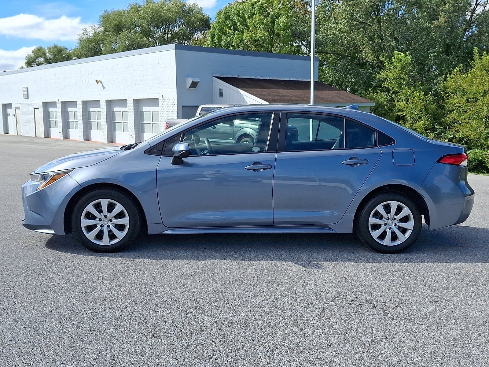 Used 2025 Toyota Corolla LE FWD image 4