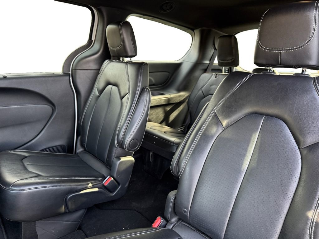 Used 2025 Chrysler Pacifica Select image 14