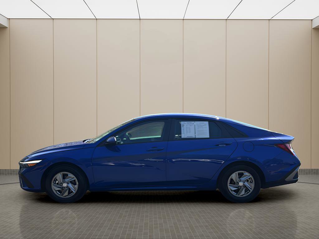 Certified 2025 Hyundai Elantra SE FWD image 2
