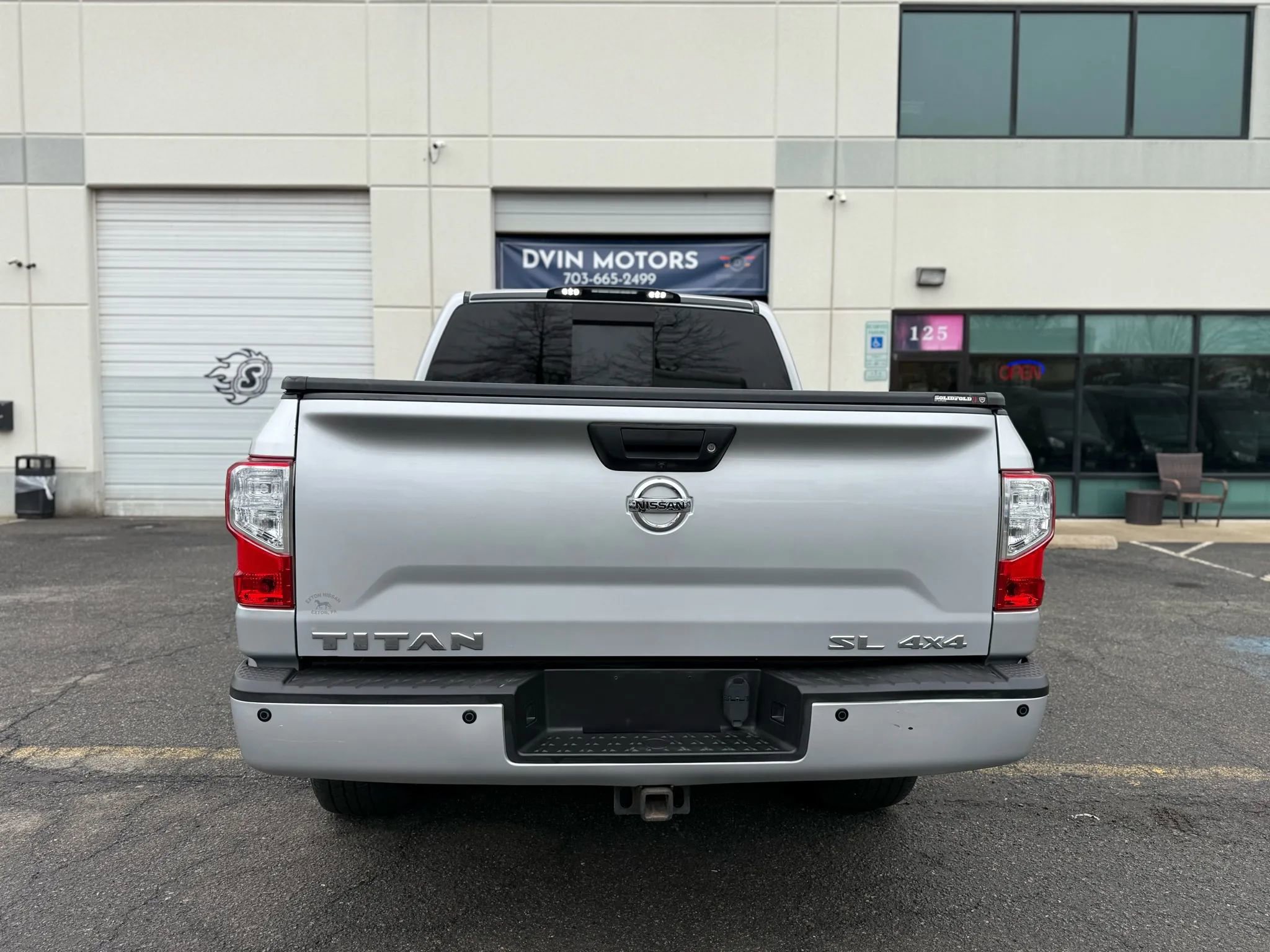 Used 2017 Nissan Titan SL image 10