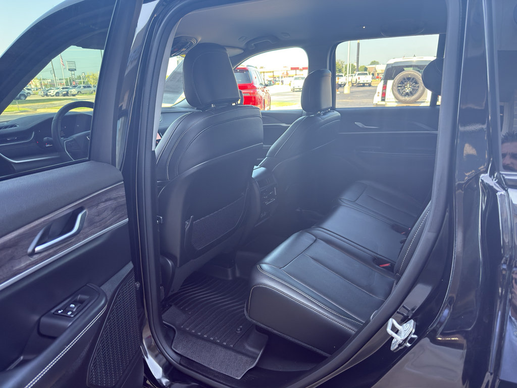 Used 2023 Jeep Grand Cherokee Limited AWD/4WD image 16