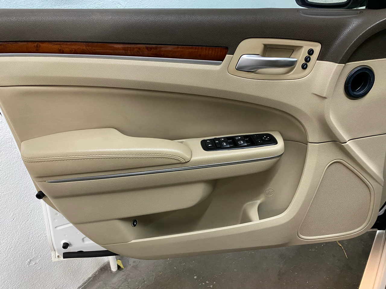 Used 2011 Chrysler 300 Limited w/ Luxury Group image 36