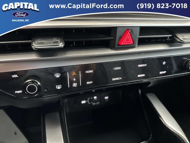 Used 2025 Kia Sorento LX FWD image 29