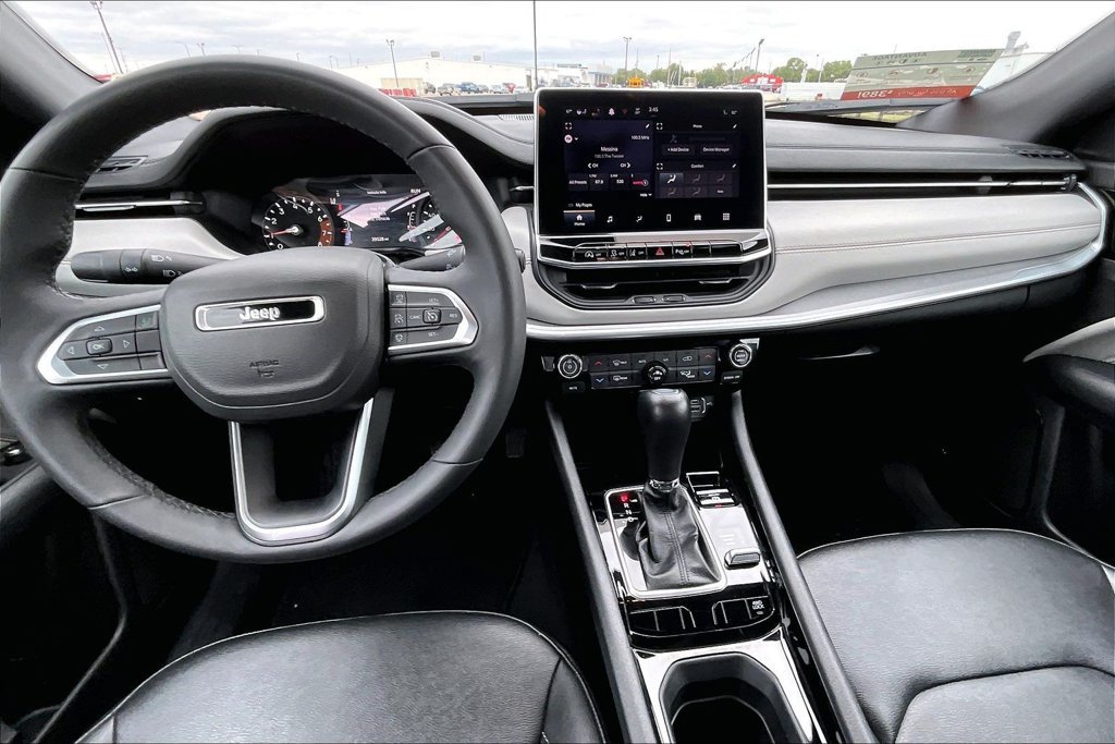 Used 2025 Jeep Compass Limited AWD/4WD image 13