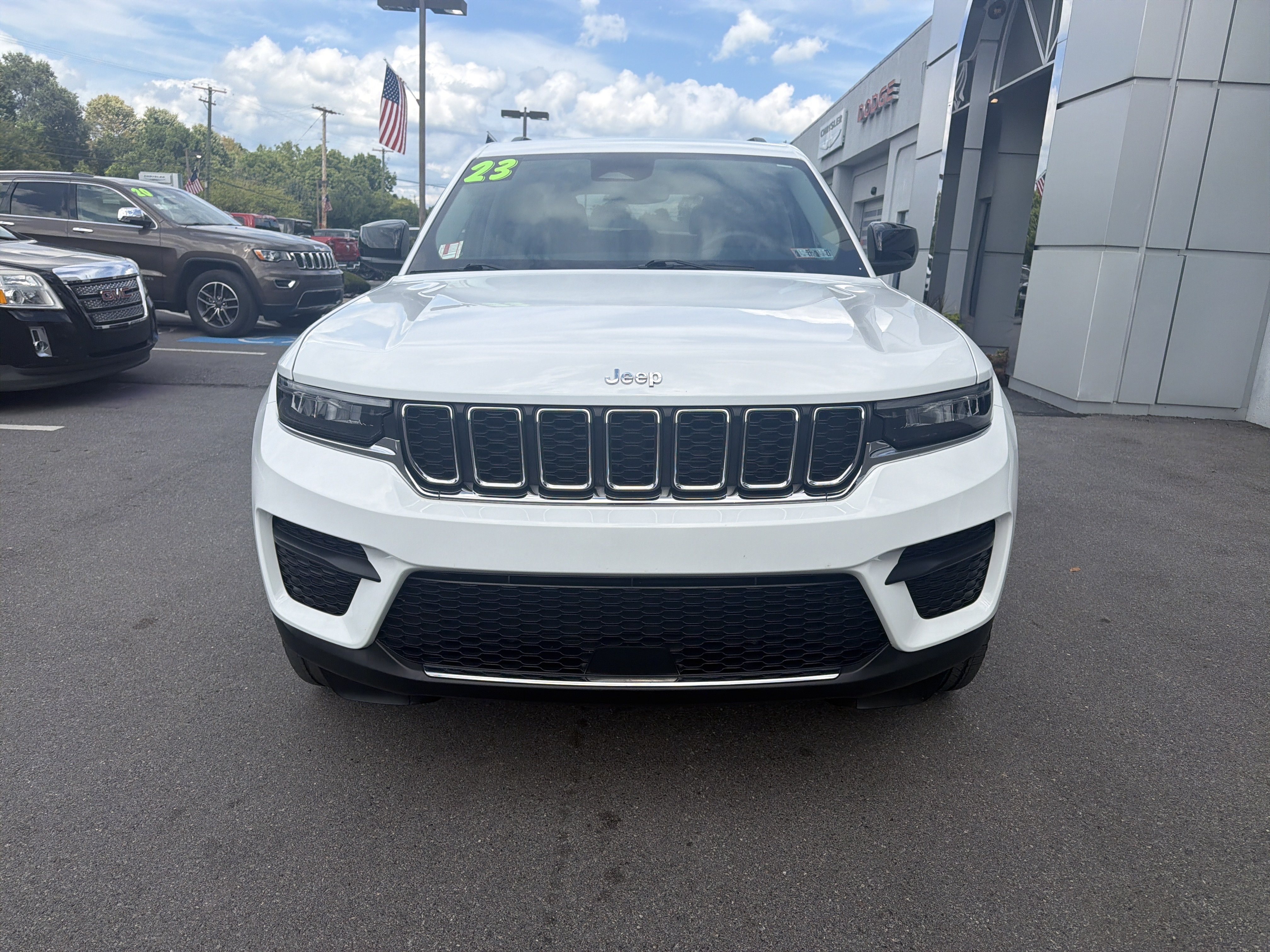 Used 2023 Jeep Grand Cherokee Laredo AWD/4WD image 9