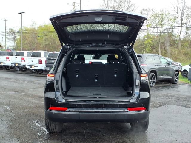 Used 2023 Jeep Grand Cherokee Altitude AWD/4WD image 10