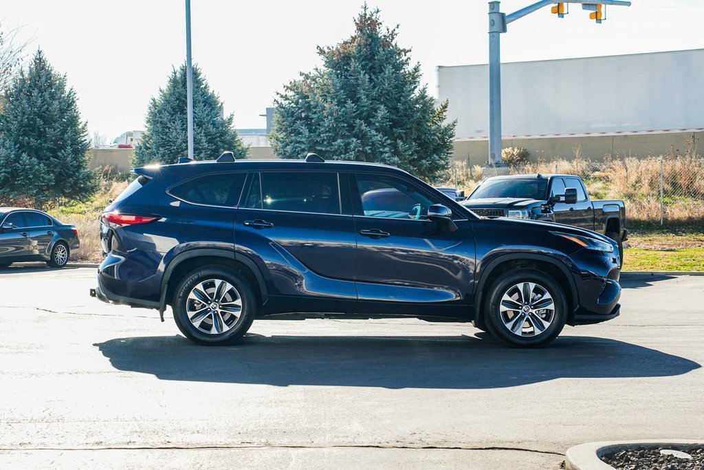 Used 2022 Toyota Highlander XLE image 4