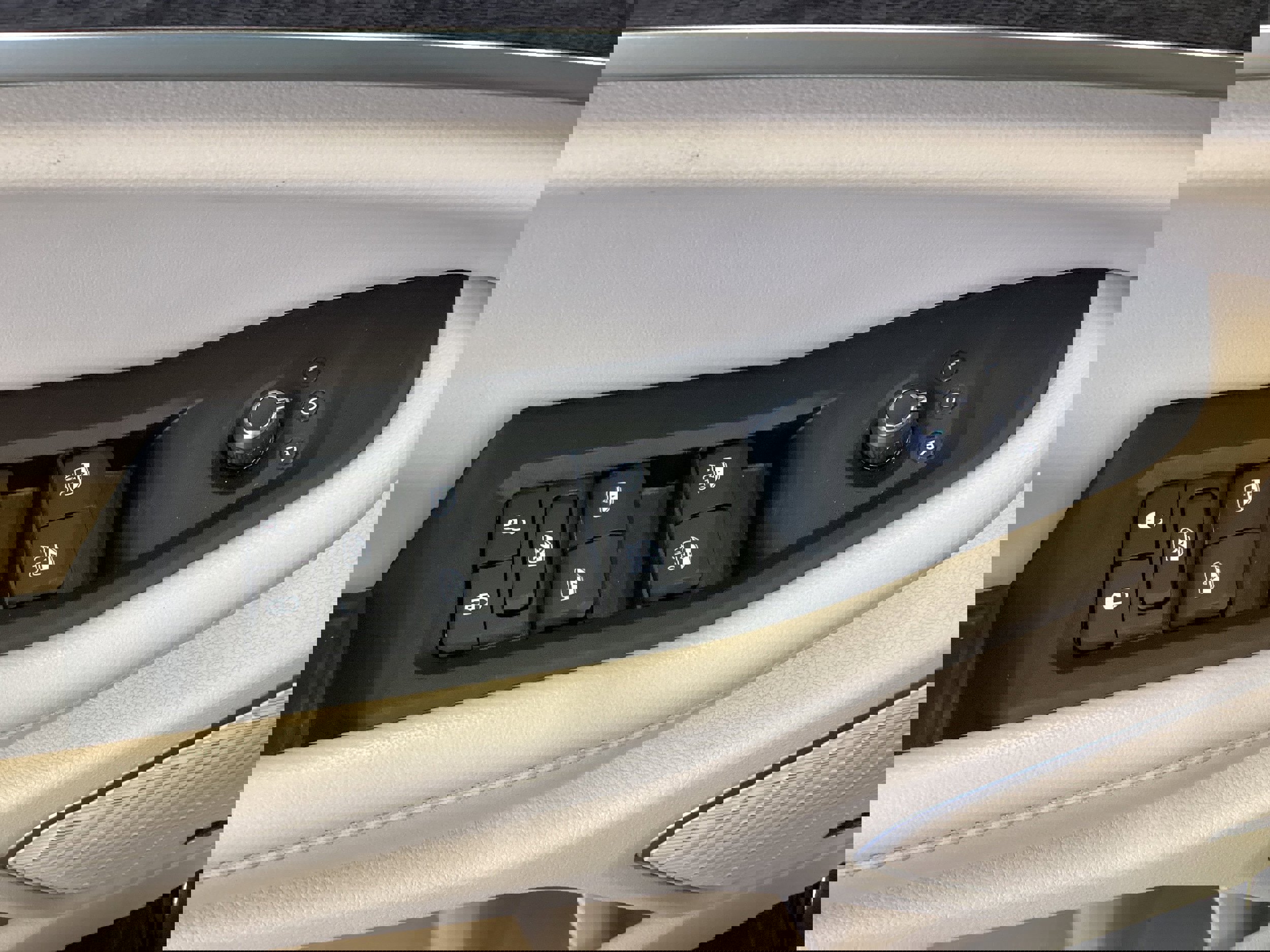 Used 2024 Jeep Grand Cherokee Limited w/ Luxury Tech Group II image 14