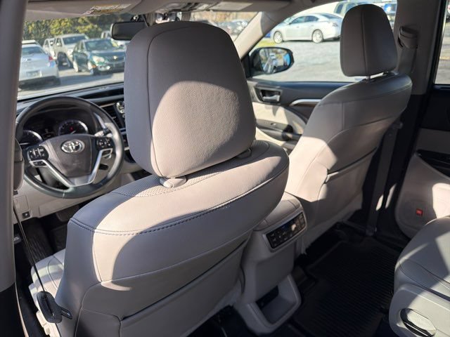 Used 2015 Toyota Highlander Limited Platinum AWD/4WD image 18