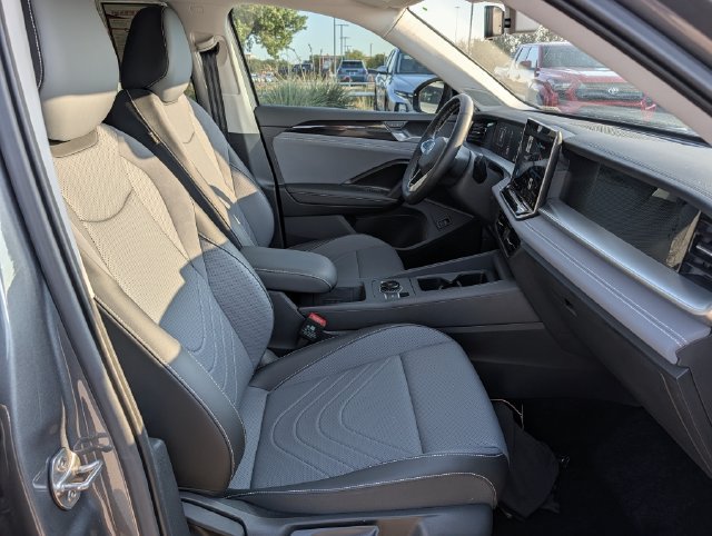 Used 2025 Volkswagen Tiguan SE FWD image 32