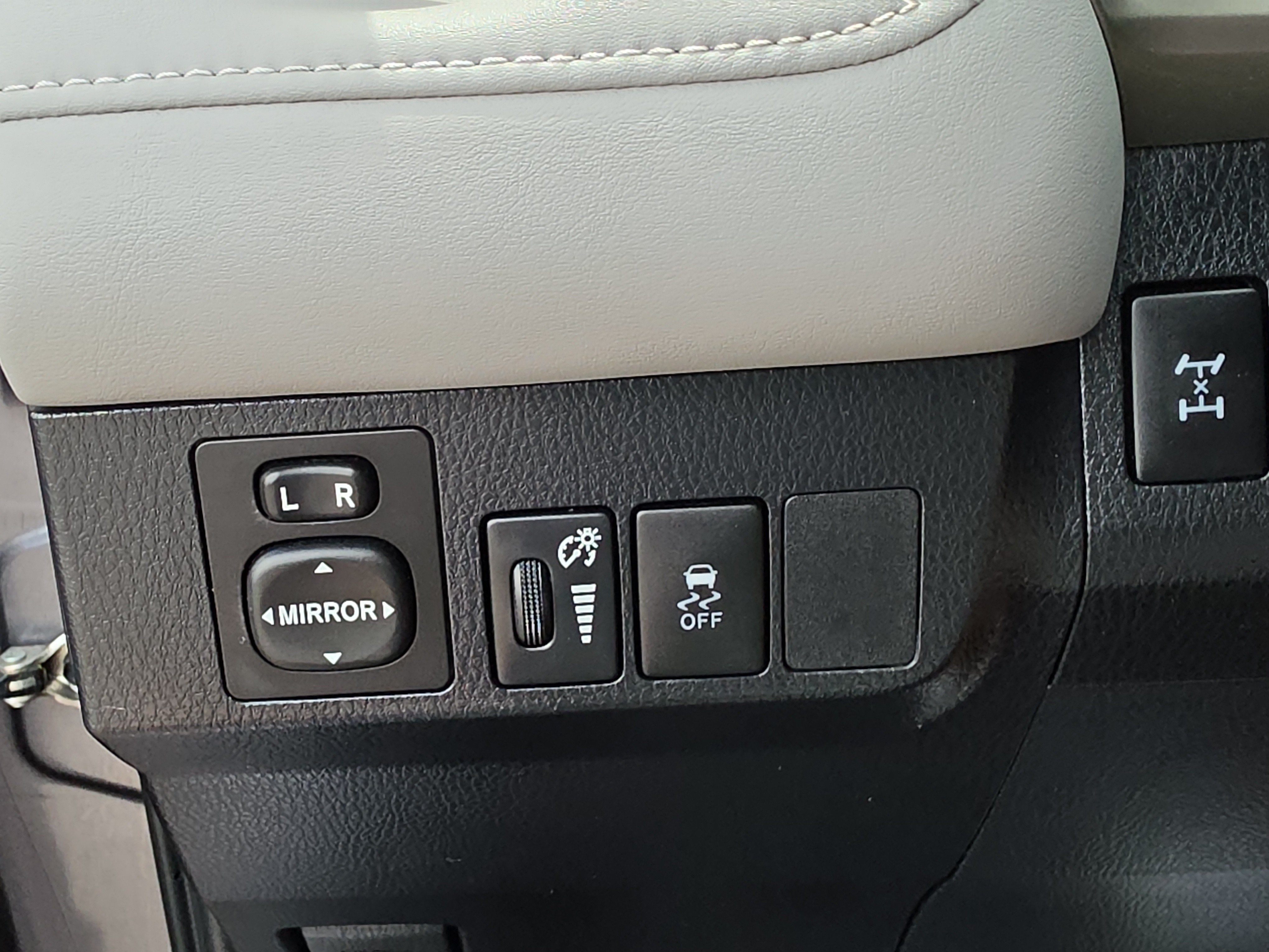 Used 2015 Toyota RAV4 Limited AWD/4WD image 29