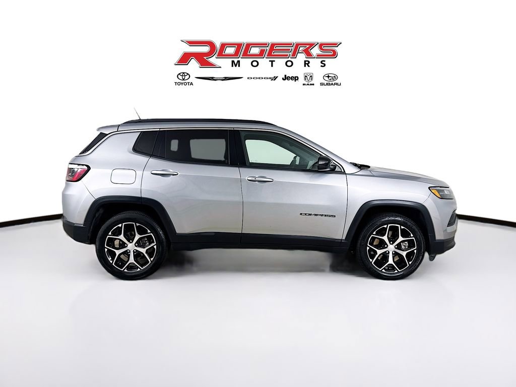 Certified 2024 Jeep Compass Latitude image 9