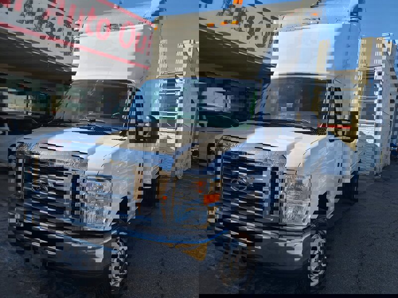 Used 2016 Ford E-450 and Econoline 450 Super Duty image 3