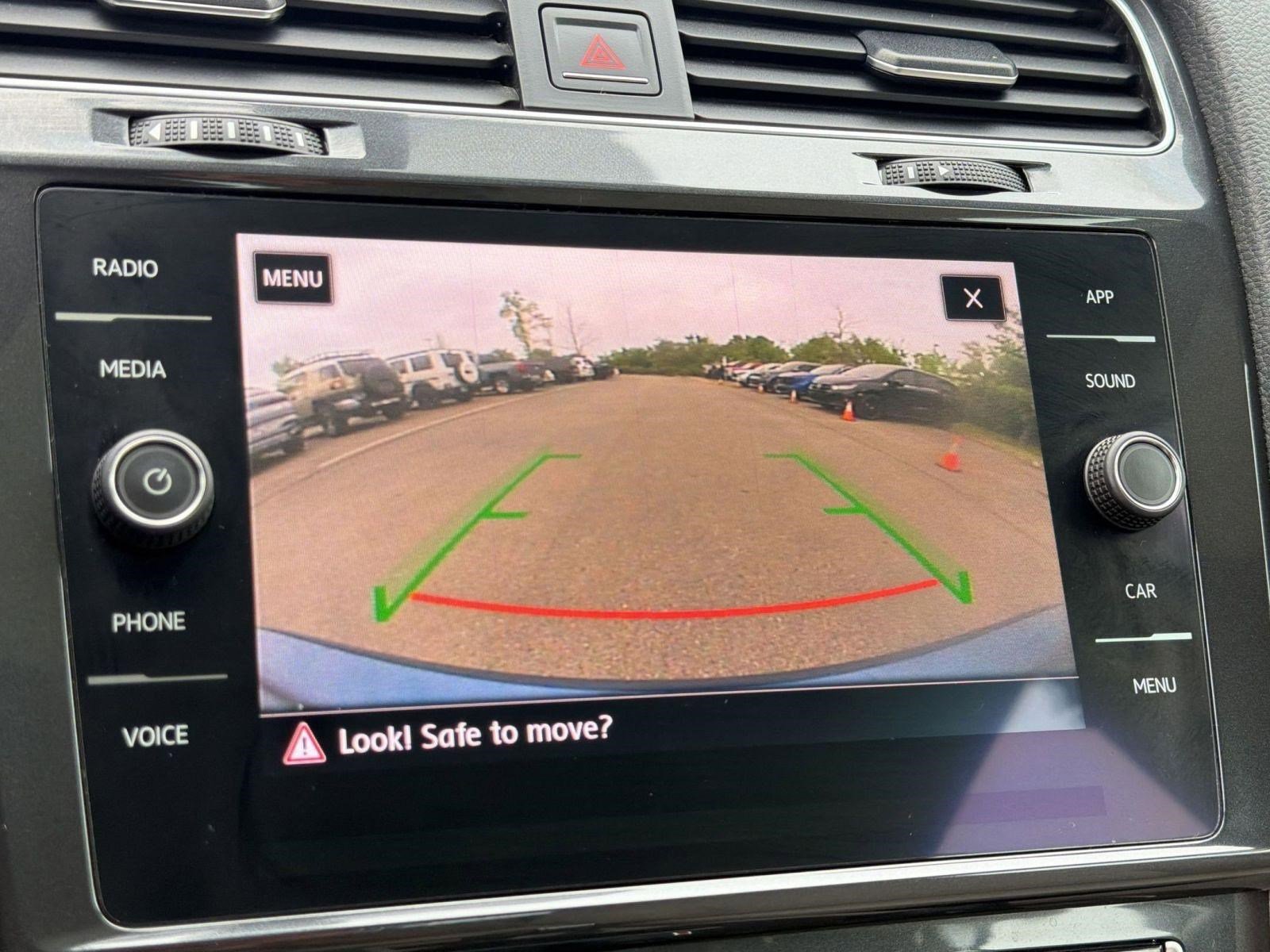 Used 2018 Volkswagen Golf SE image 24