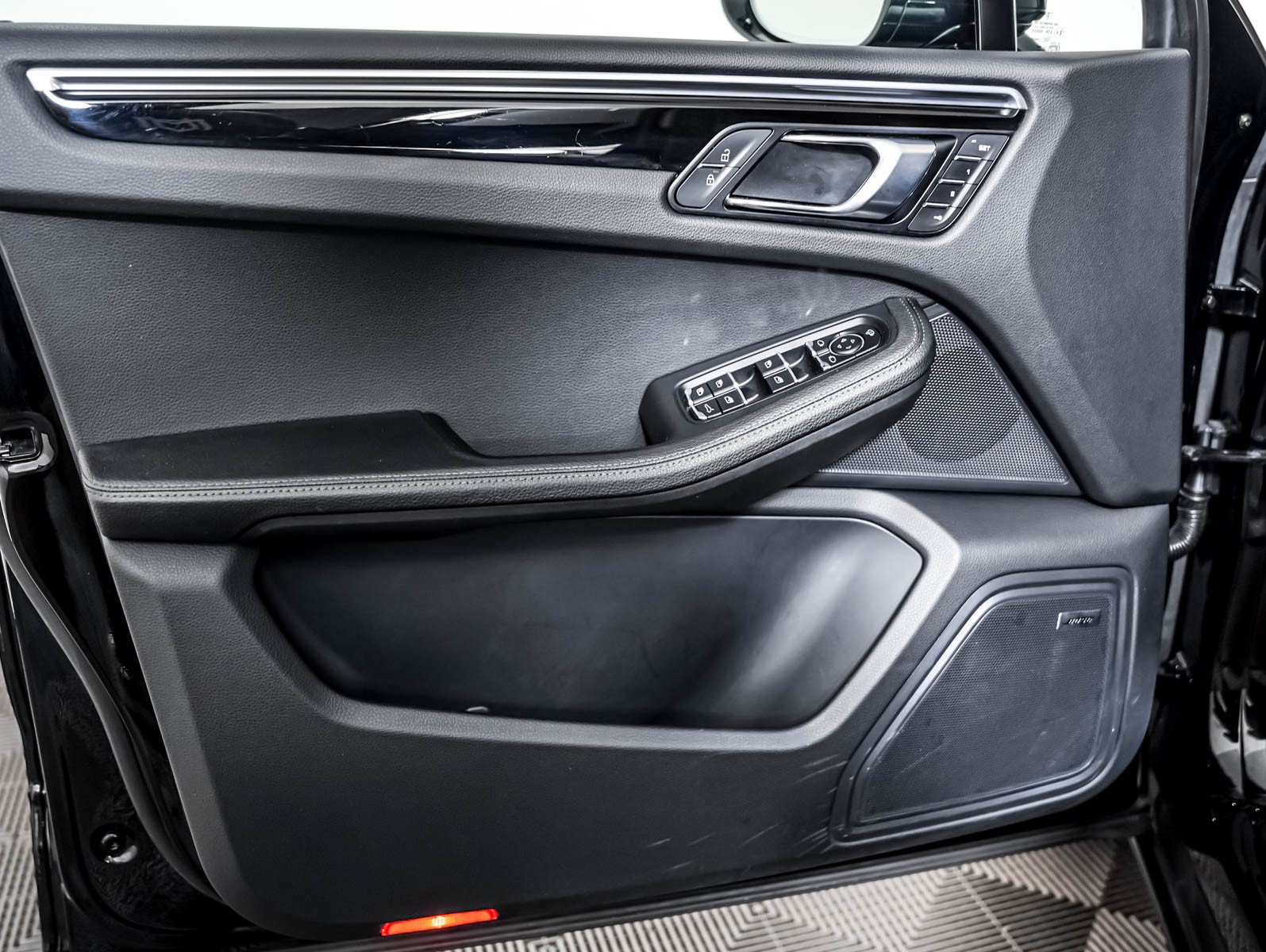 Certified 2024 Porsche Macan AWD/4WD image 29