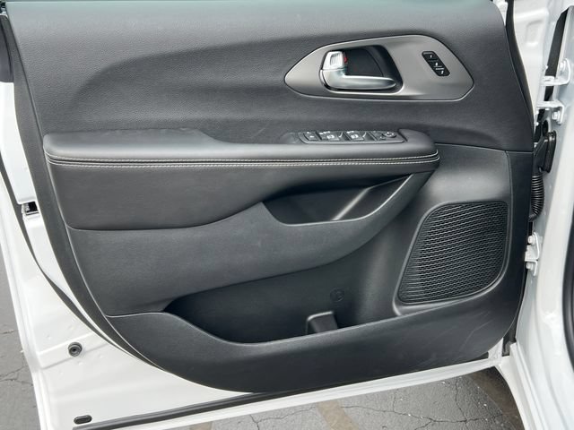 New 2027 Chrysler Pacifica Select AWD/4WD image 14