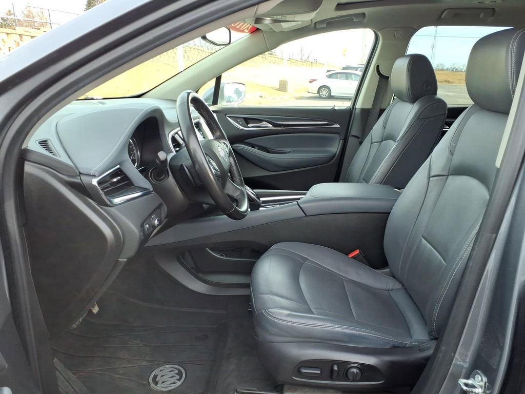 Used 2018 Buick Enclave Essence image 3