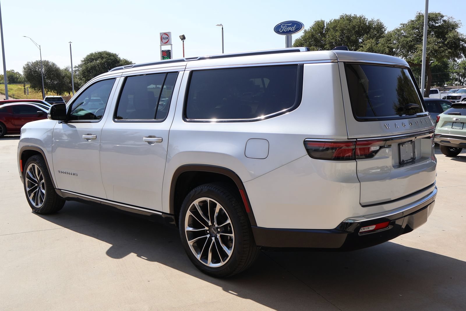 Used 2024 Jeep Wagoneer L Series III w/ Premium Group I AWD/4WD image 9
