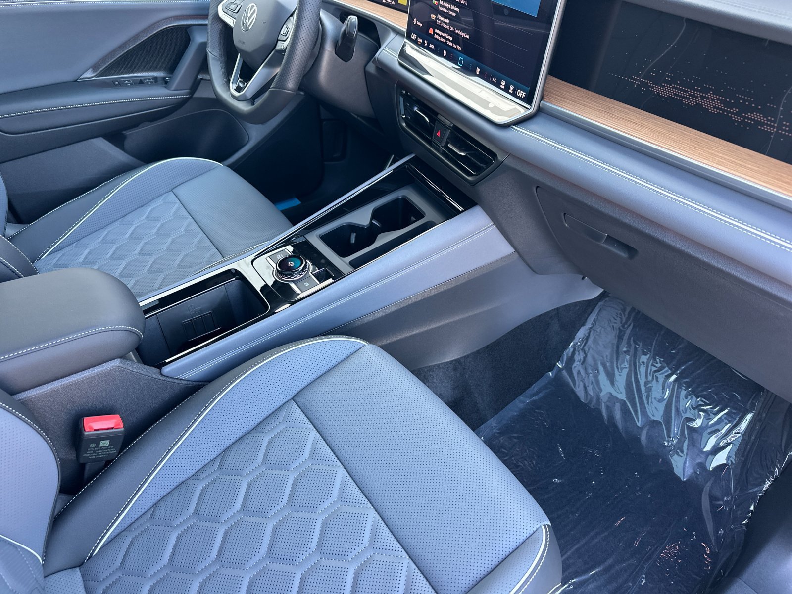 New 2026 Volkswagen Tiguan SEL R-Line AWD/4WD image 16