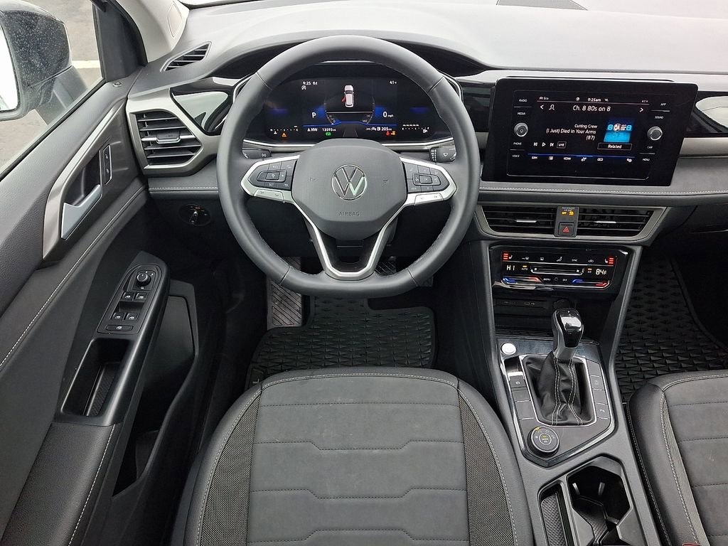 Certified 2025 Volkswagen Taos SE AWD/4WD image 11