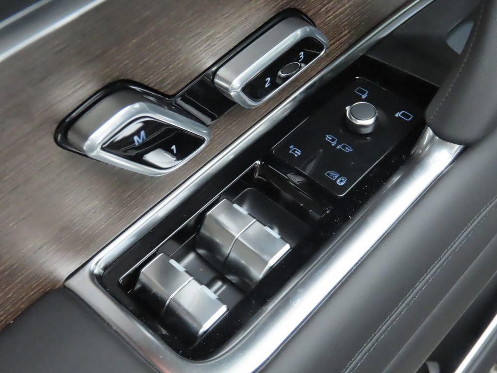 New 2025 Land Rover Range Rover Long Wheelbase SE image 24