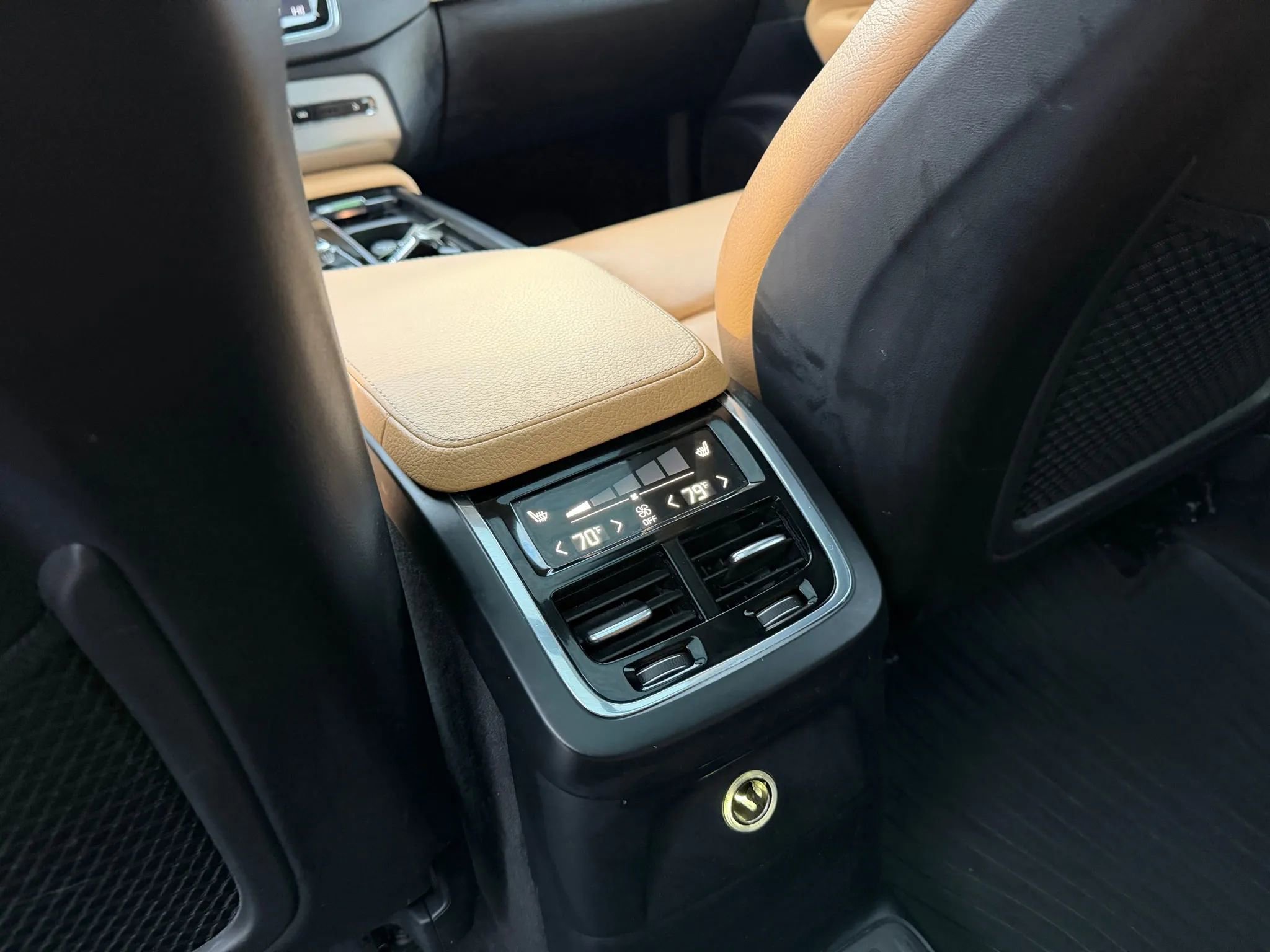 Used 2016 Volvo XC90 T8 Momentum w/ Vision Package image 17