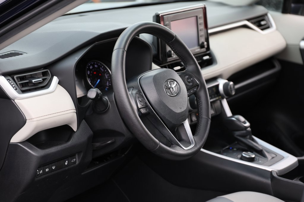 Used 2021 Toyota RAV4 XLE Premium image 14