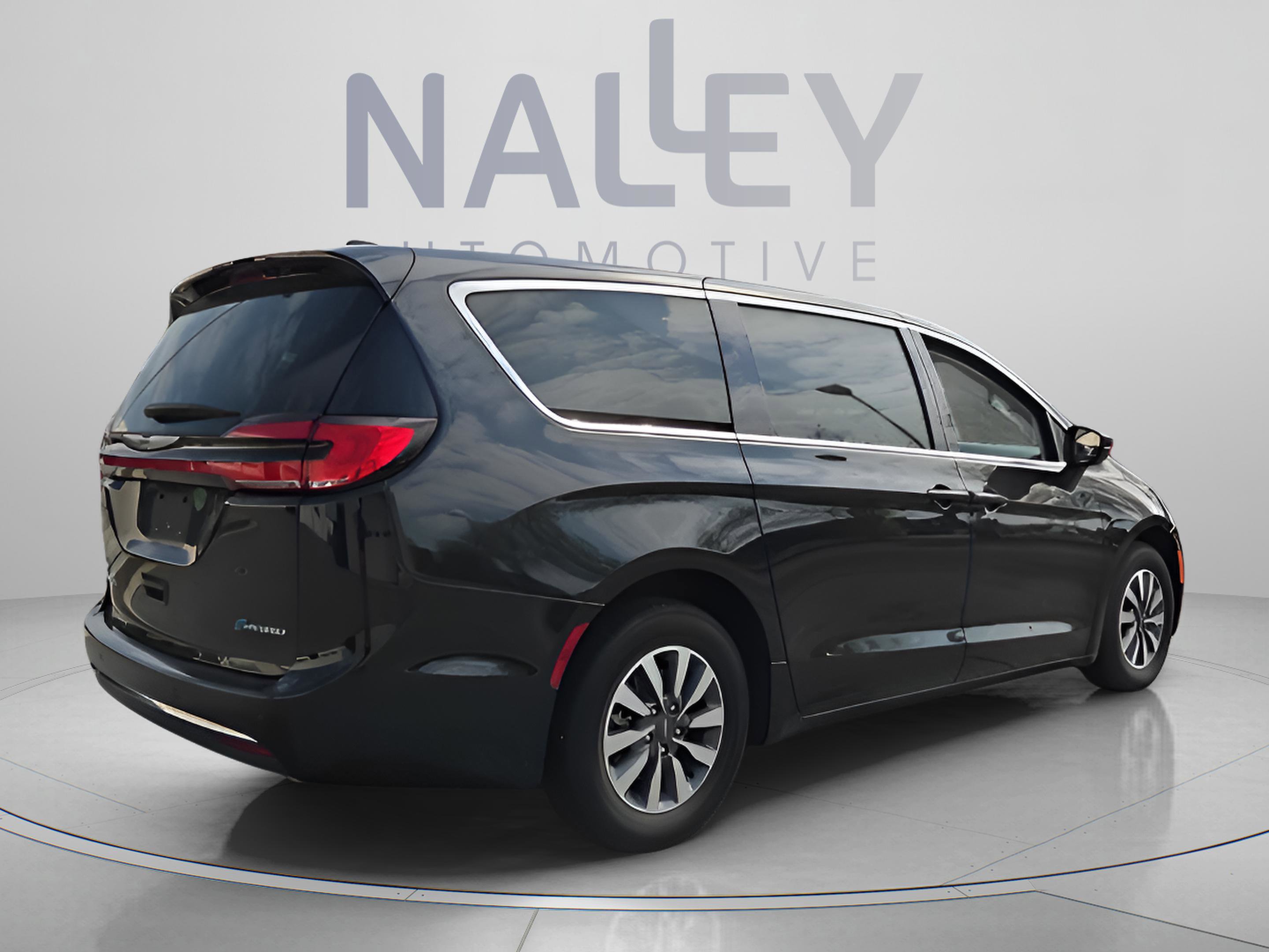 Used 2023 Chrysler Pacifica Touring-L image 5