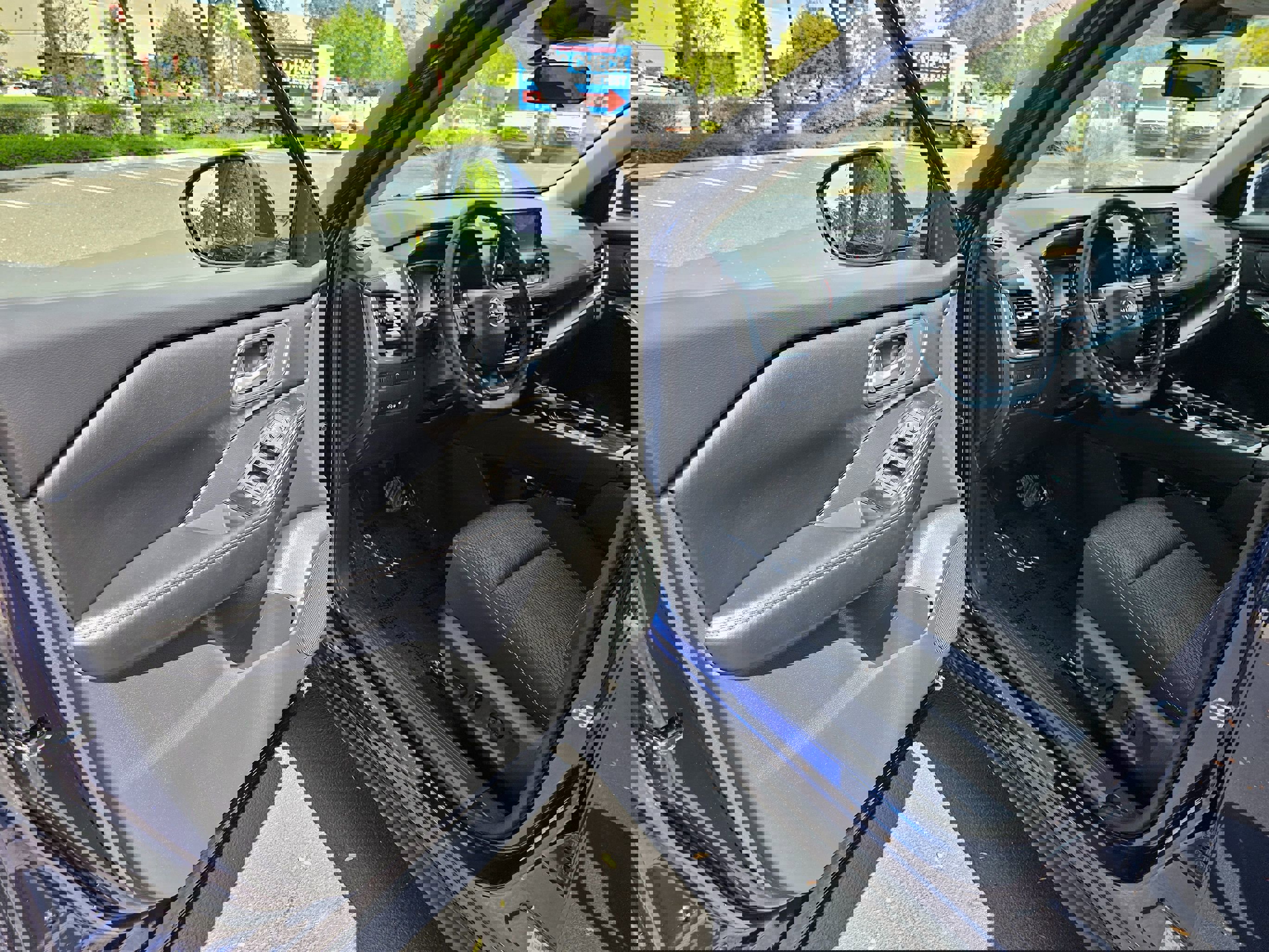 Used 2025 Nissan Rogue SV image 12
