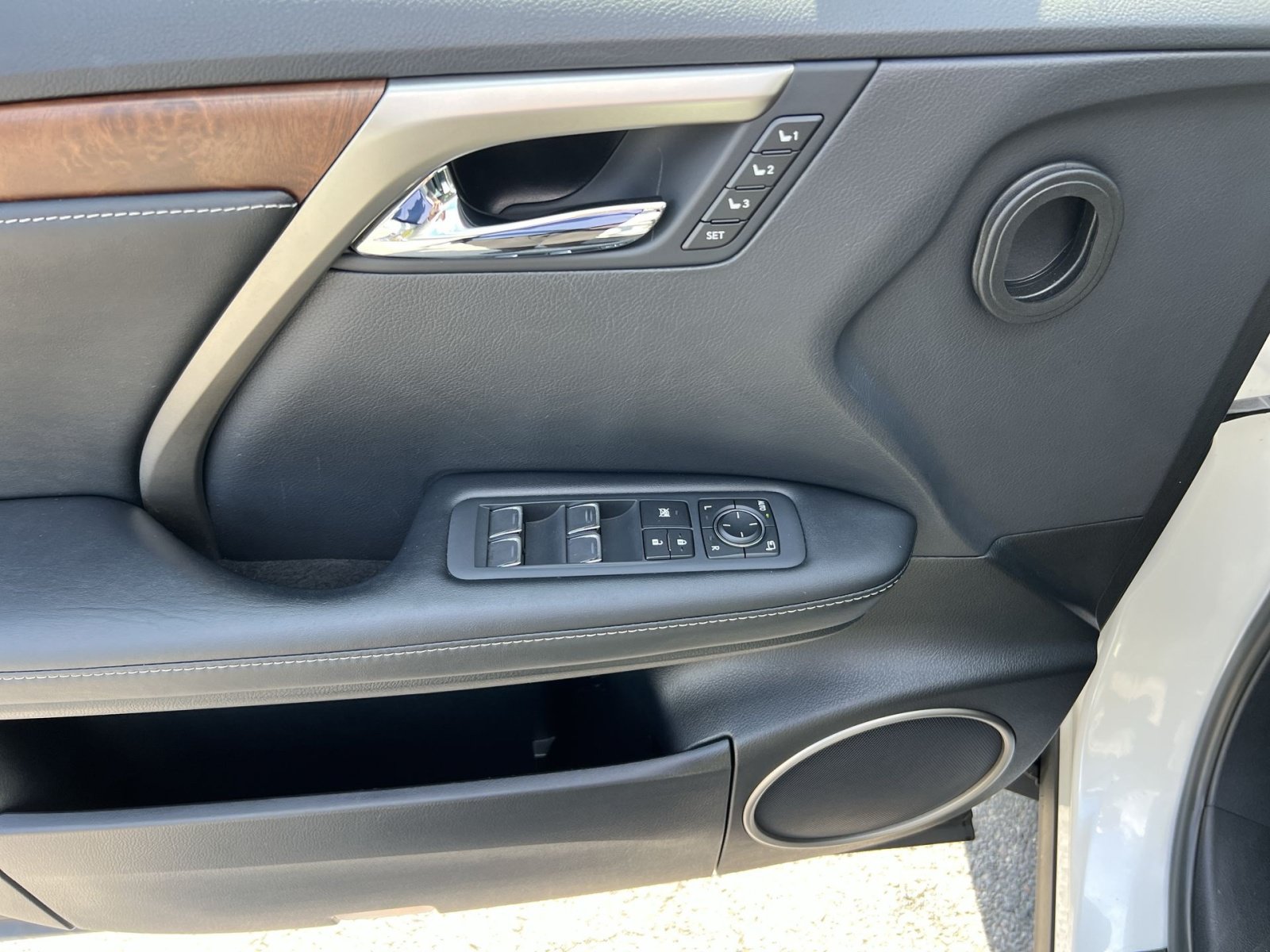 Used 2022 Lexus RX 350L Premium w/ Premium Package AWD/4WD image 15
